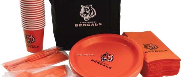 Tailgater-Paper-Set-W--Cups---Plates-Packaged-In-Cooler-Bag_6685444